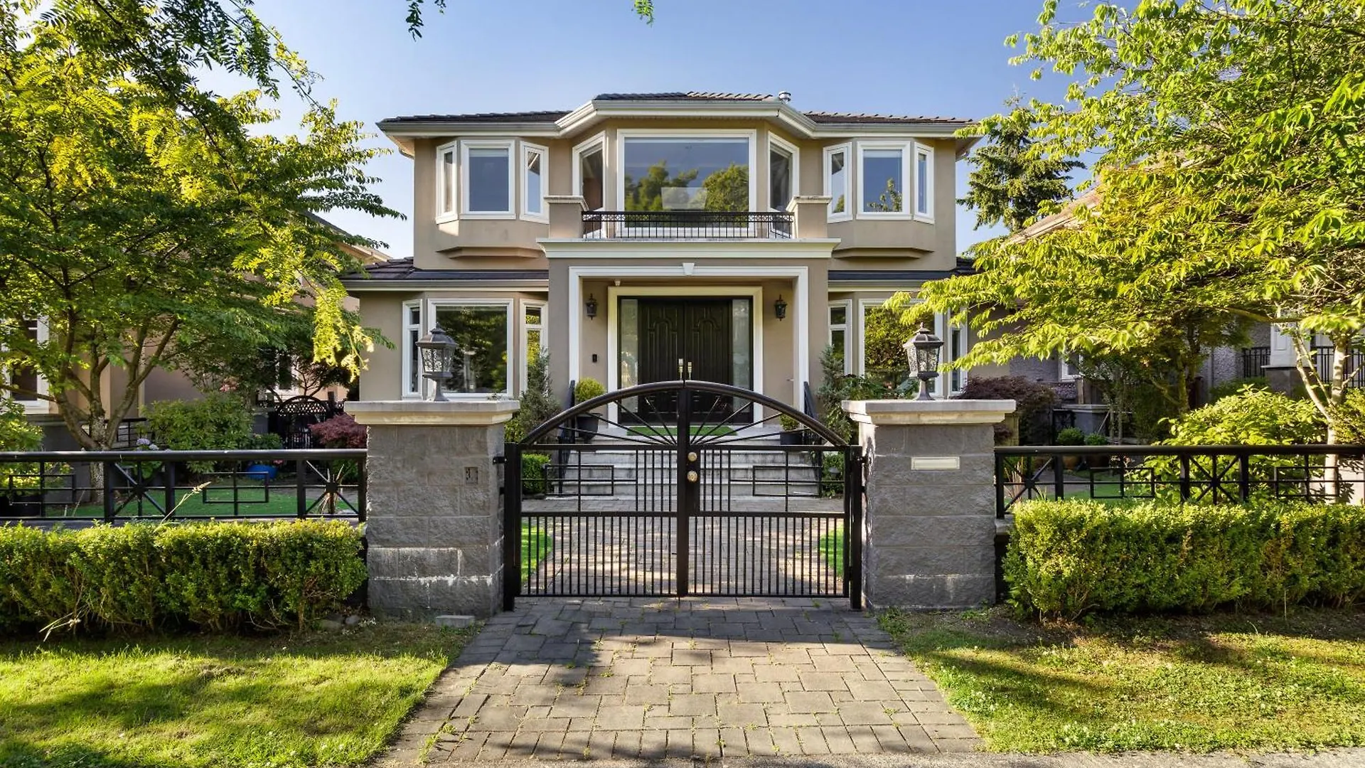 Luxurious Multi-Family Home In Vancouver West, 10 Mins Downtown Canada
