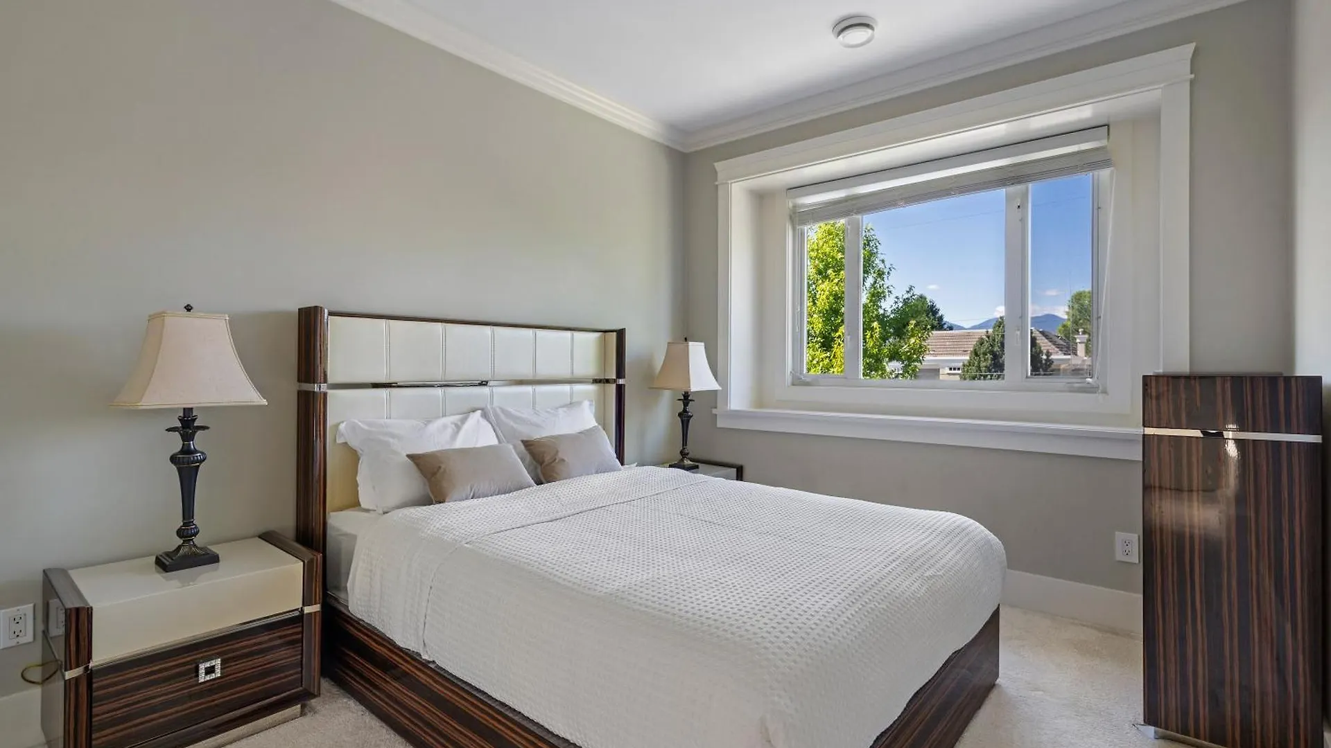 Ferienhaus Luxurious Multi-Family Home In Vancouver West, 10 Mins Downtown Kanada