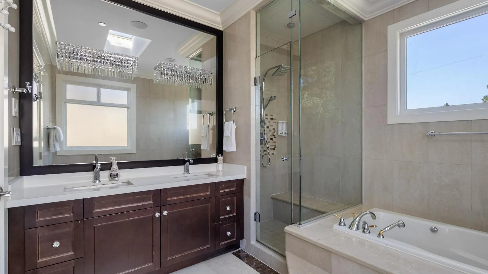 Luxurious Multi-Family Home In Vancouver West, 10 Mins Downtown Ferienhaus