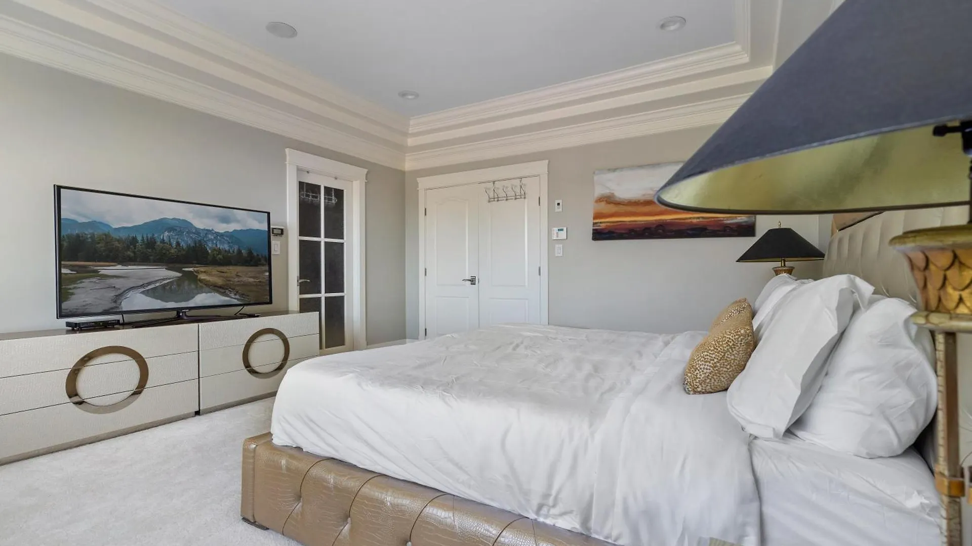 Ferienhaus Luxurious Multi-Family Home In Vancouver West, 10 Mins Downtown