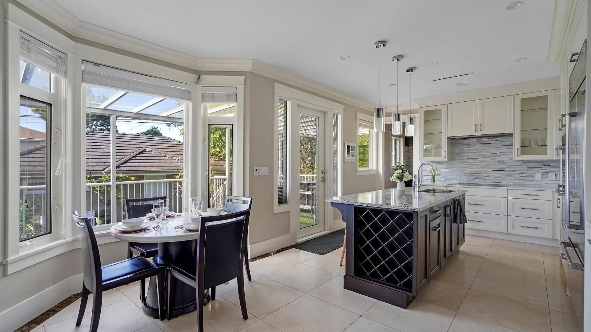 Luxurious Multi-Family Home In Vancouver West, 10 Mins Downtown Holiday home