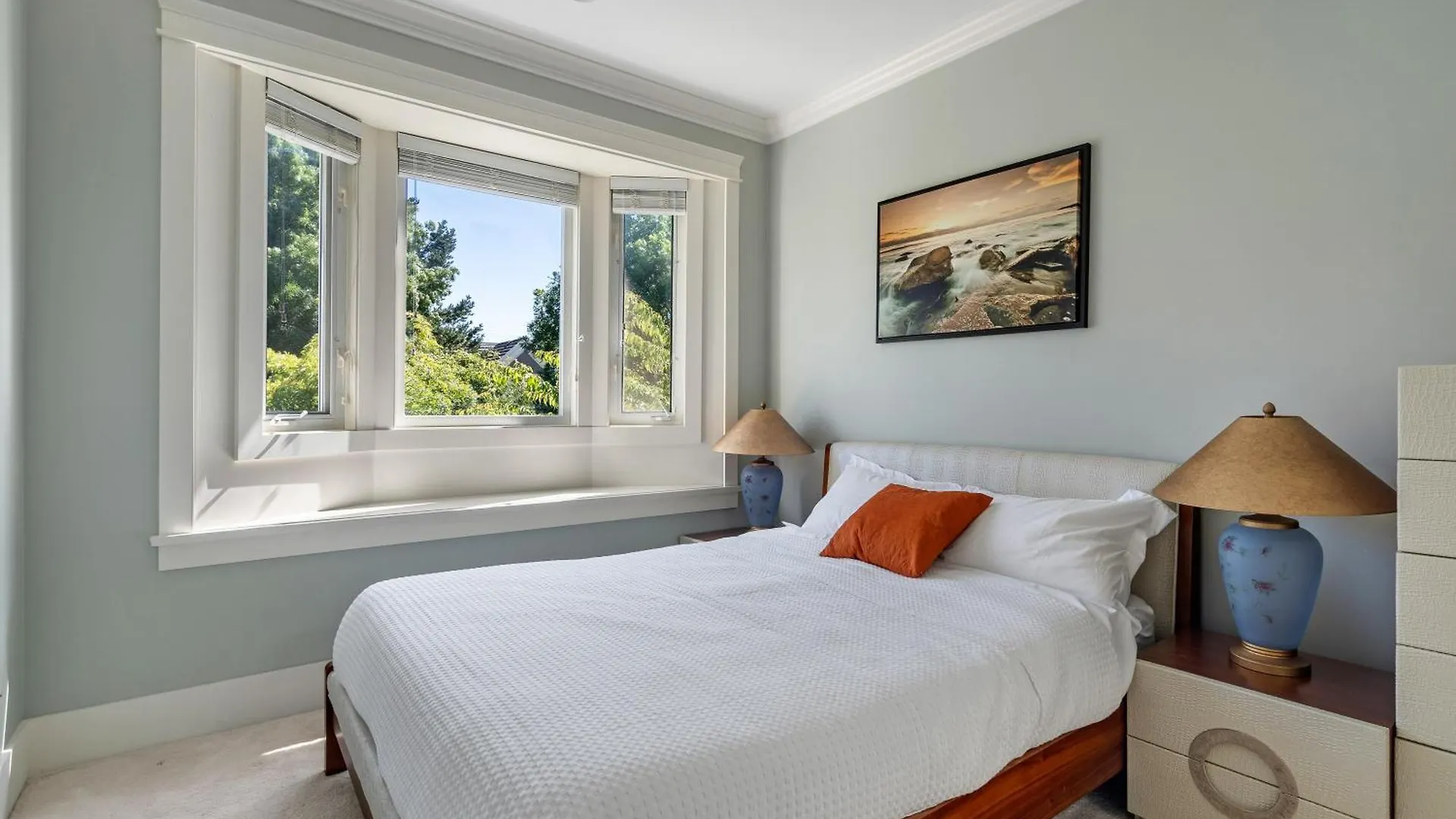 Luxurious Multi-Family Home In Vancouver West, 10 Mins Downtown Holiday home
