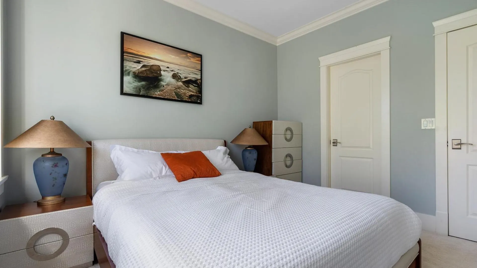 Luxurious Multi-Family Home In Vancouver West, 10 Mins Downtown Holiday home